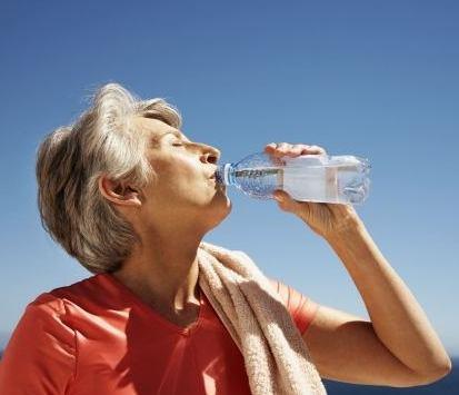 Il medico: «Il caldo si vince con l’acqua e il cappellino» 