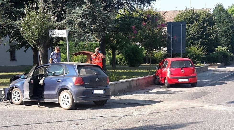 Scontro tra auto con due feriti 