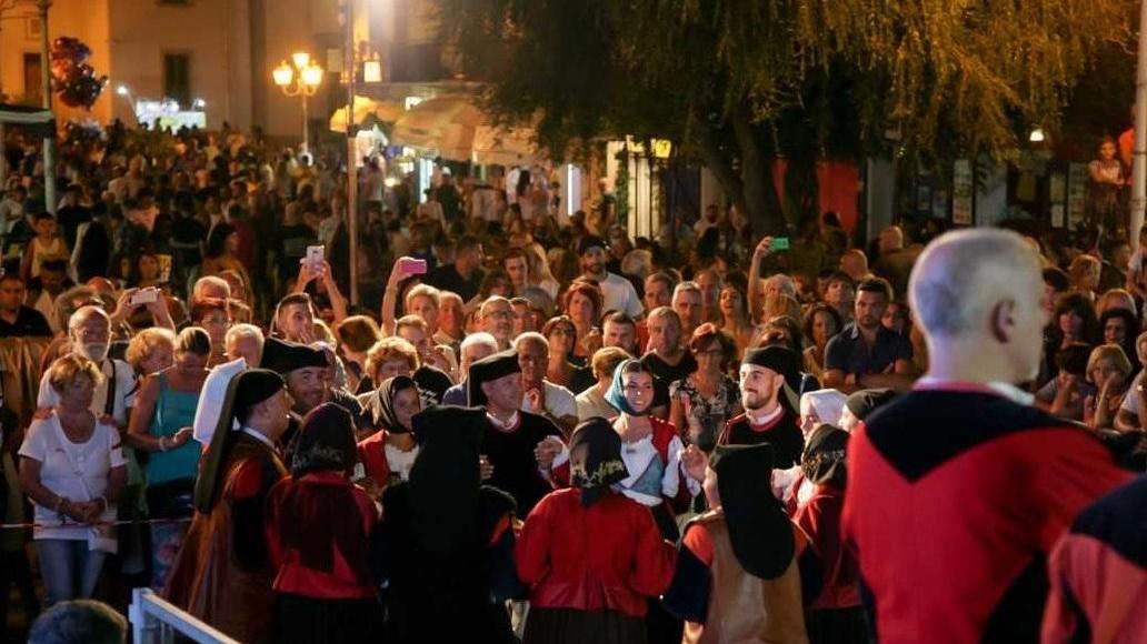 Domani sera i gruppi folk in piazza