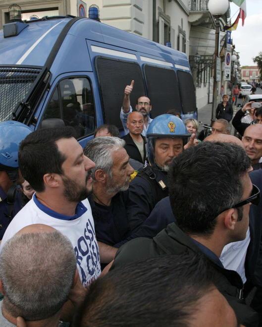 Matteo Salvini durante la contestazione a Viareggio