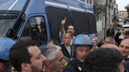 Matteo Salvini durante la contestazione a Viareggio