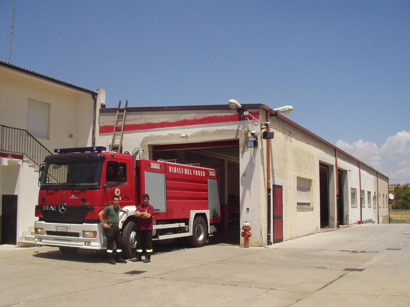 Il rogo è stato spento dai vigili del fuoco di Sanluri
