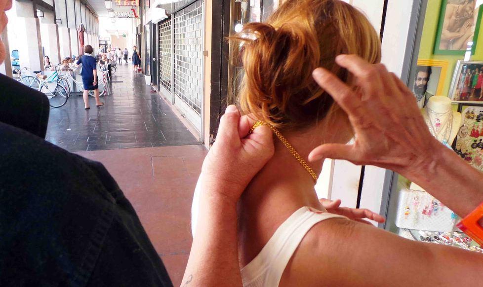 Dopo l'abbraccio la catenina sparisce 