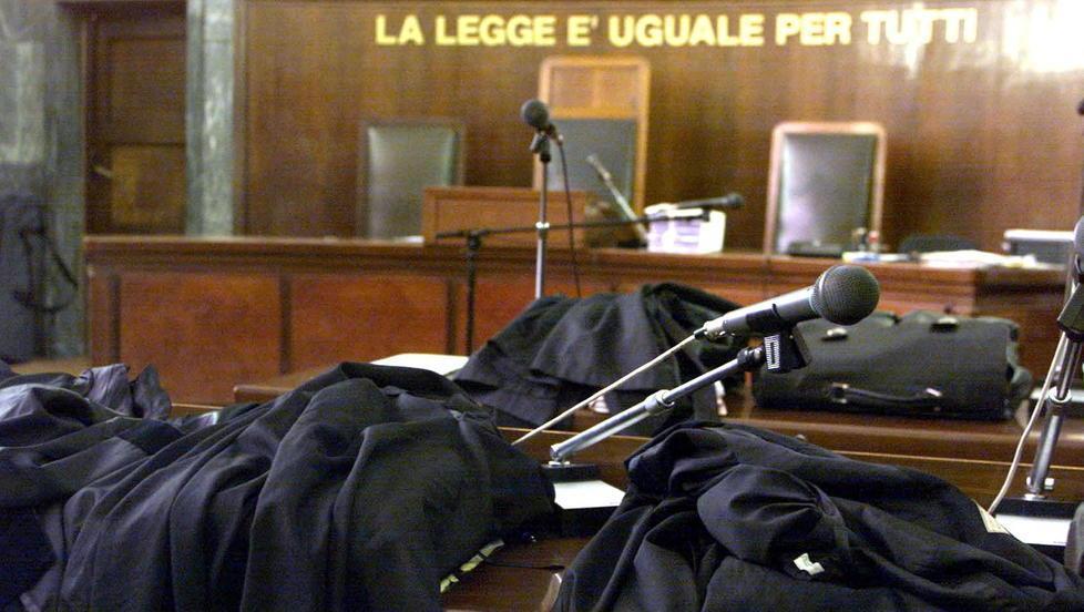 Coltellate al compagno, donna di 30 anni a processo 