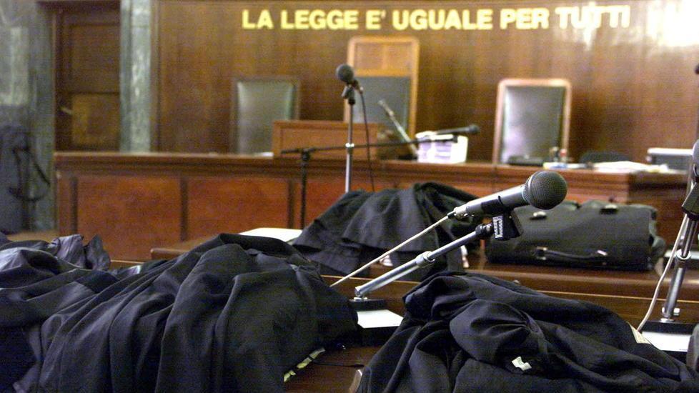 Coltellate al compagno, donna di 30 anni a processo
