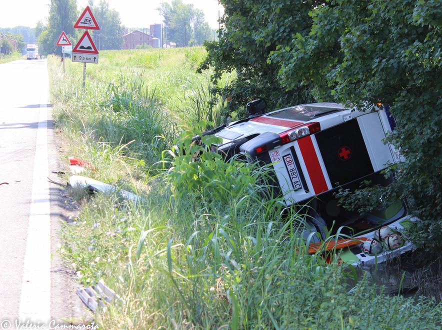 Carpi, ambulanza si schianta e finisce nel fossato 