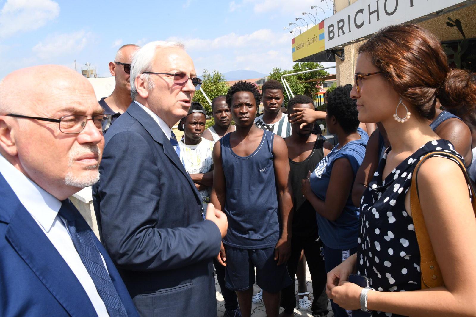 Il prefetto Visconti e la sindaca Brogi incontrano i migranti in protesta davanti al Brichotel, divenuto un centro di accoglienza (foto Franco Silvi)
