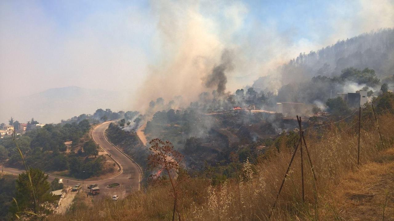 Le fiamme e il fumo alla periferia di Arzana