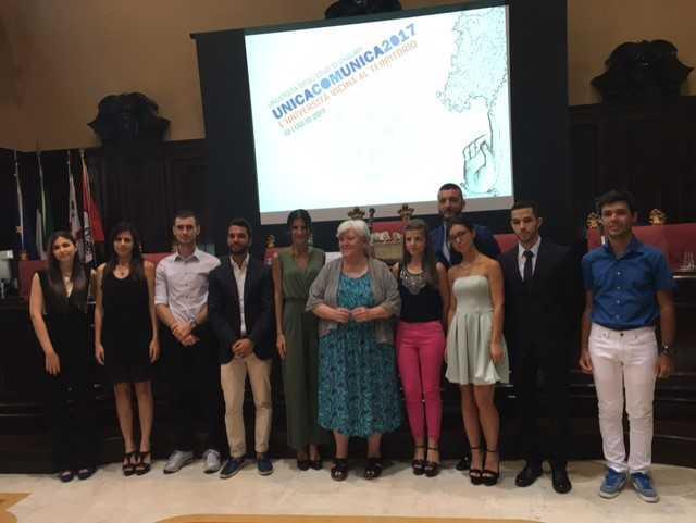 La rettrice Maria Del Zompo con i ragazzi premiati (foto Mario Rosas)