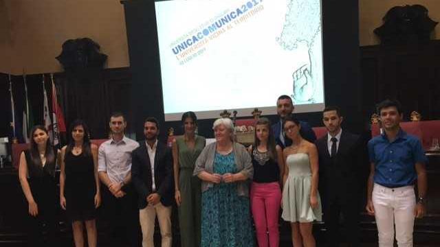 La rettrice Maria Del Zompo con i ragazzi premiati (foto Mario Rosas)