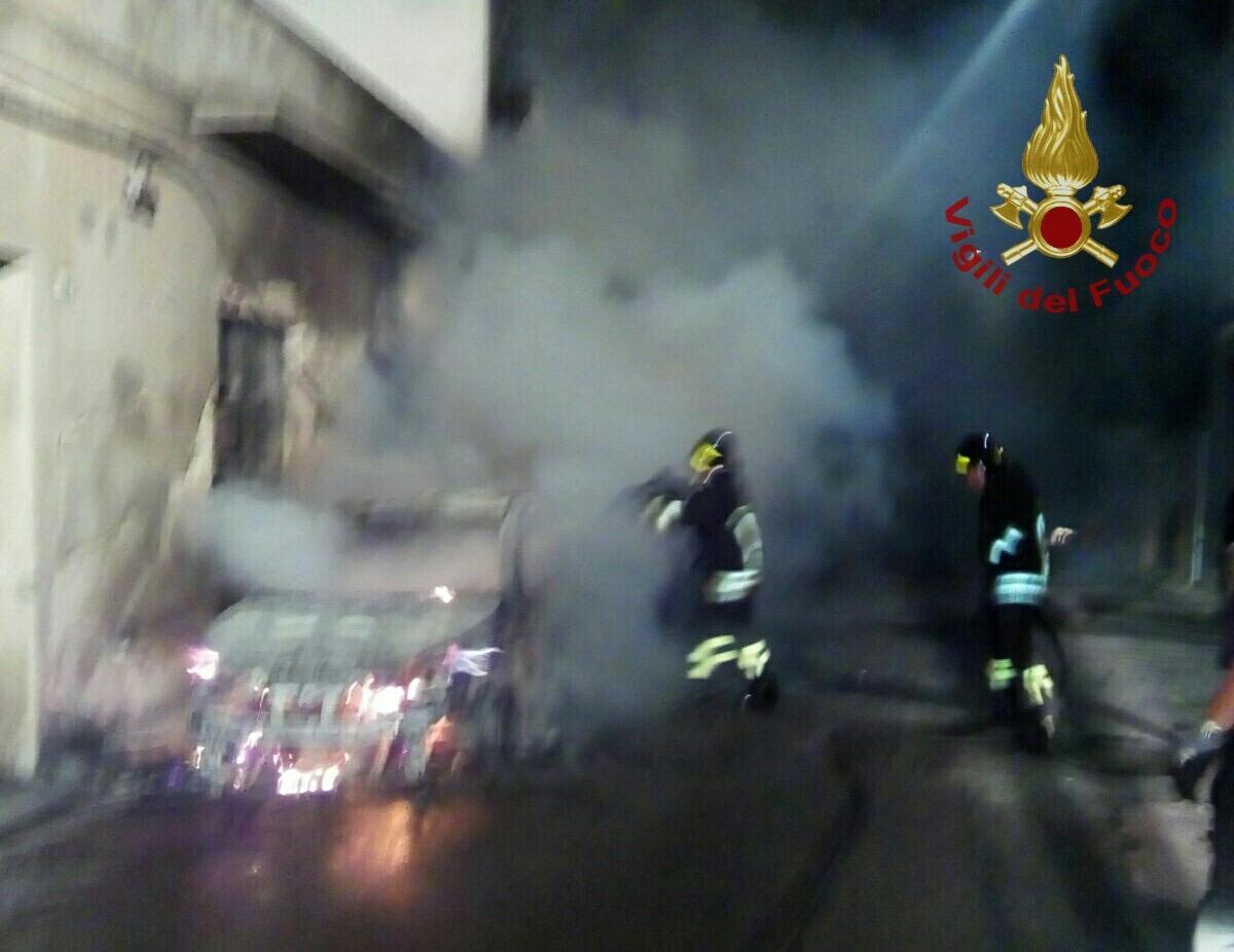 L'incendio a Pirri (foto Mario Rosas)