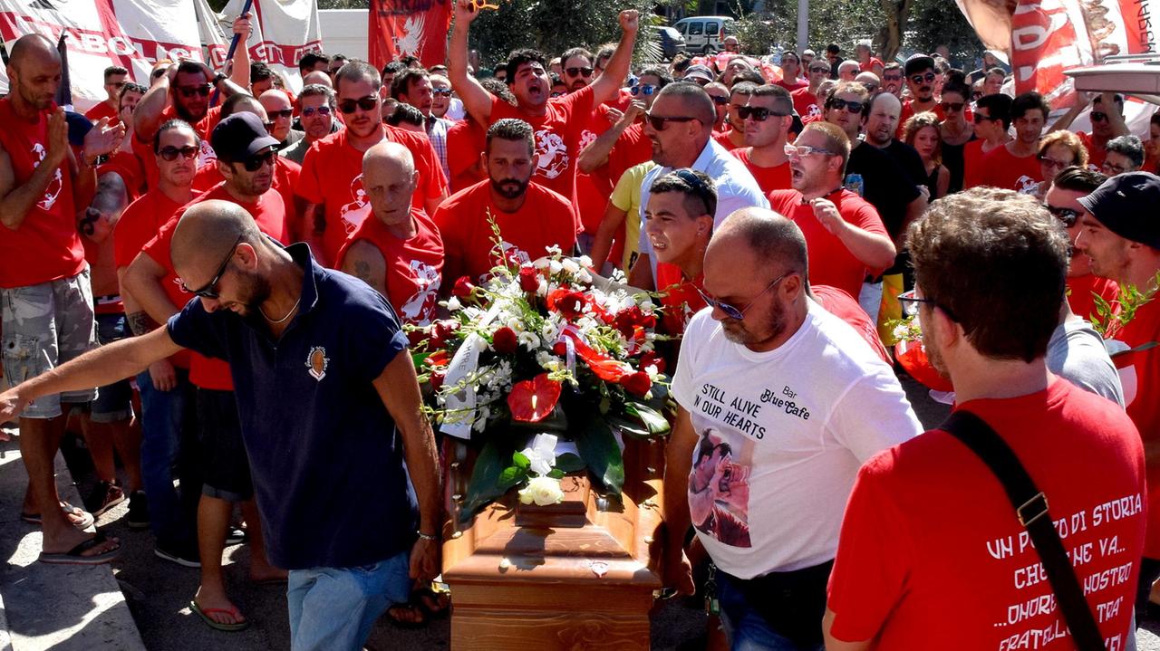 L'arrivo del feretro alla chiesa del Cottolengo (foto Bf)