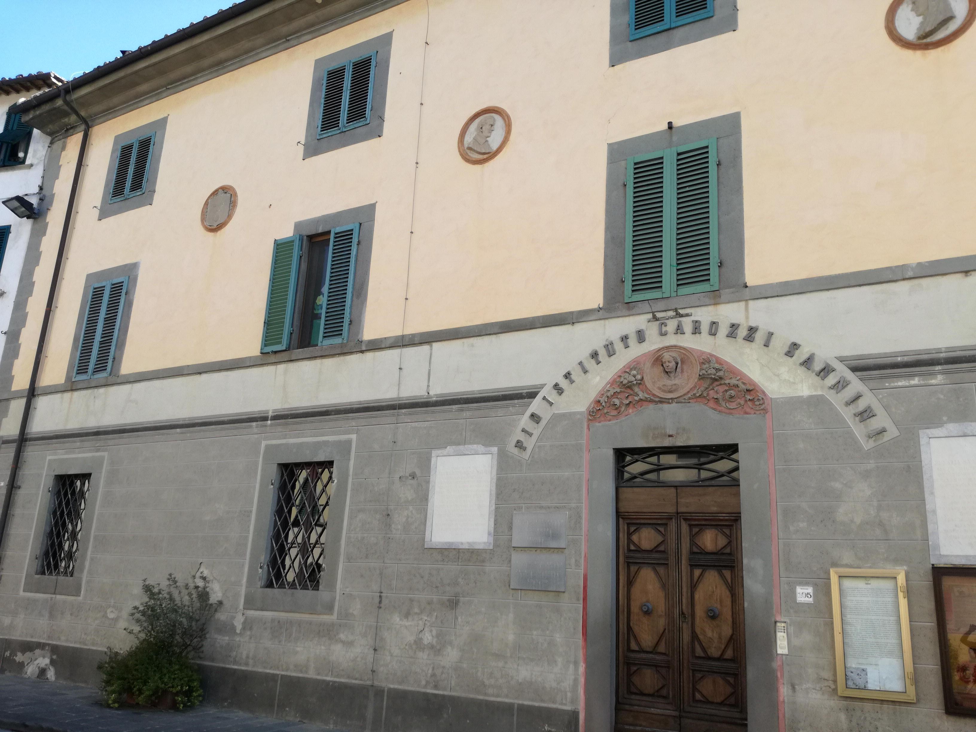 L’esterno del palazzo settecentesco Carozzi - Sannini, sede dell’istituto “Salutati - Cavalcanti”