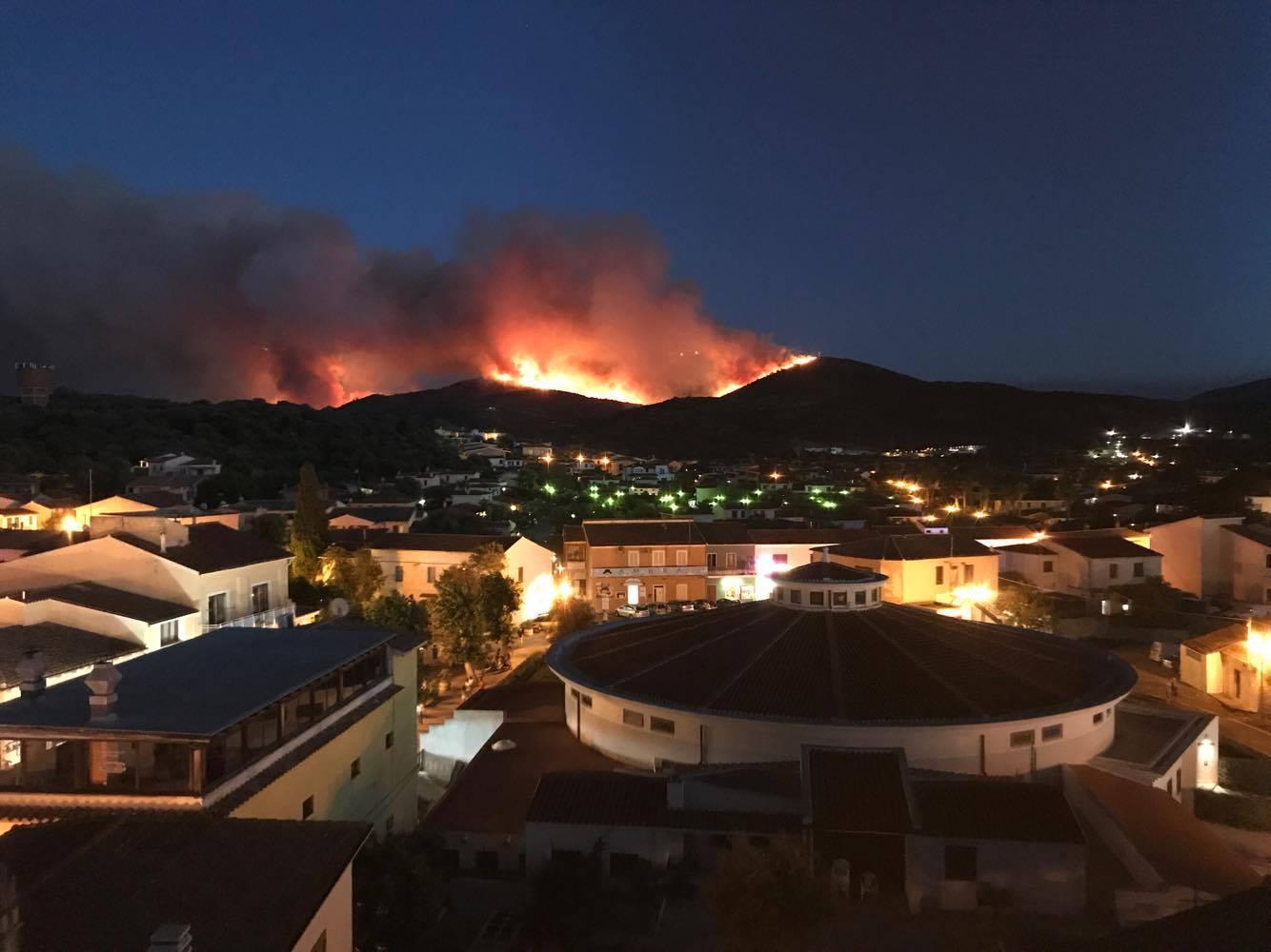 L'incendio di San Teodoro visto dal campanile della chiesa. La foto è del parroco don Alessandro Cossu