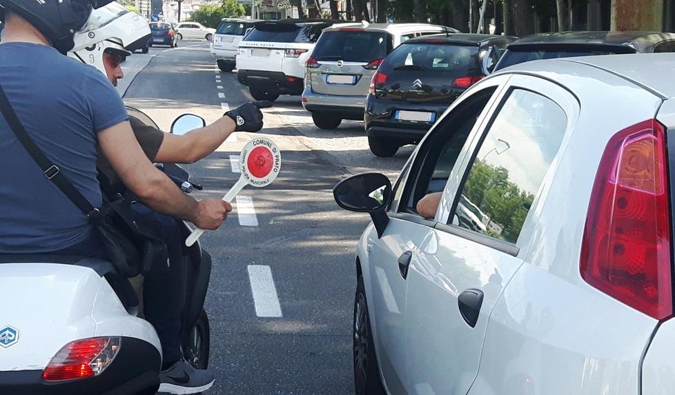 Alla guida col cellulare: 40 multe 