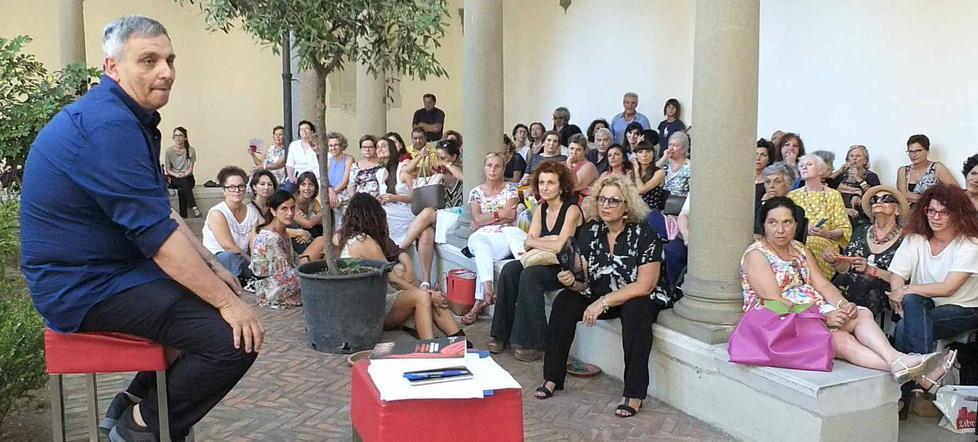 Solo posti in piedi per ascoltare Maurizio de Giovanni 