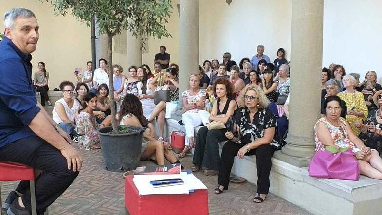 Solo posti in piedi per ascoltare Maurizio de Giovanni