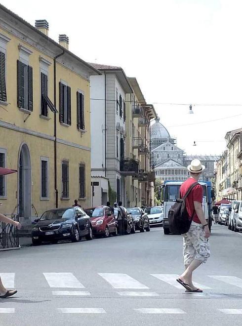 Reagisce al controllo della Digos: arrestato Denunciati i tre amici 