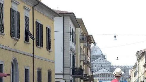 Reagisce al controllo della Digos: arrestato Denunciati i tre amici