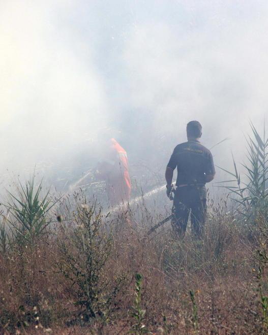 Incendio dietro la piscina momenti di paura in Darsena