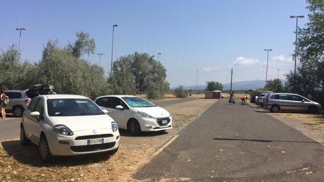 Sporcizia e buche nel parcheggio del fine settimana
