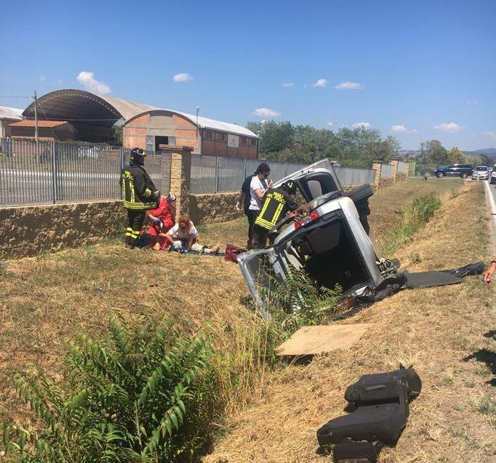 Fuori strada con l’auto Coppia di anziani incastrata tra le lamiere