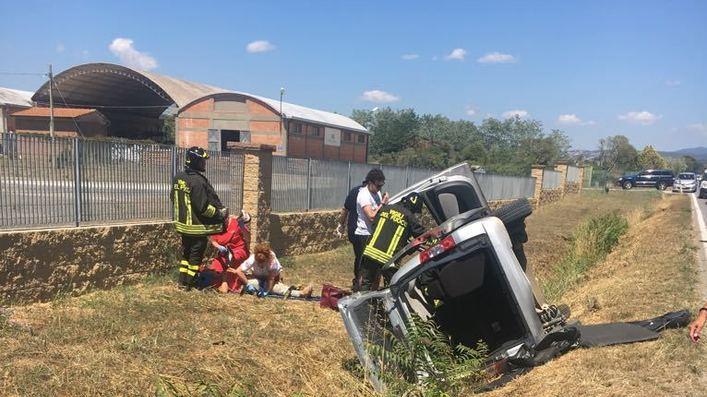 Fuori strada con l’auto Coppia di anziani incastrata tra le lamiere