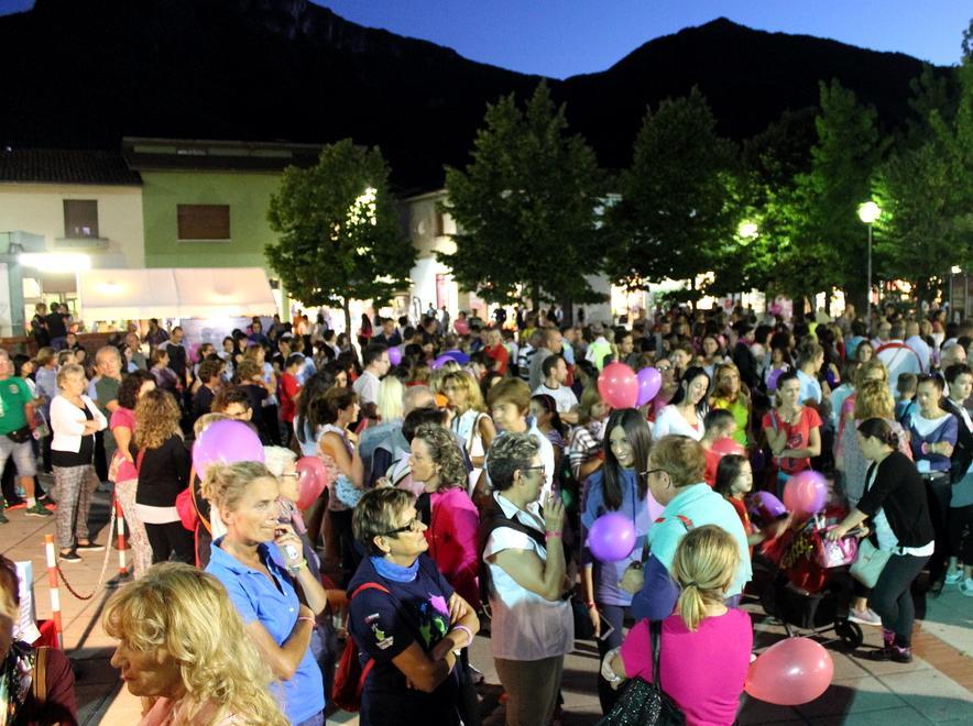 Tutti in marcia con i braccialetti rosa 