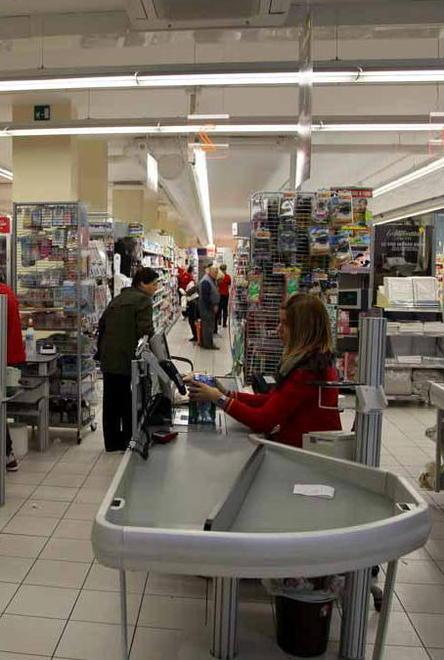 Restyling del punto Conad alla Lugnola 