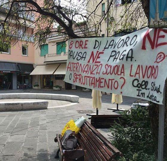 Studenti protestano contro la libreria «Sfruttati e sorvegliati» 