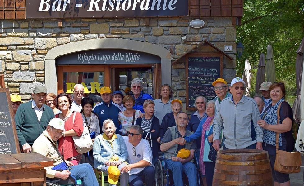 Gli anziani pranzano al lago della Ninfa