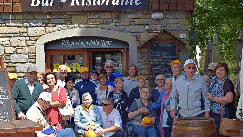 Gli anziani pranzano al lago della Ninfa