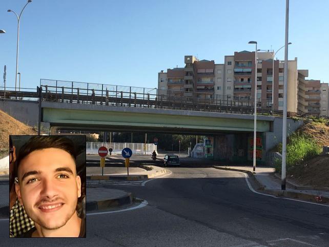 Il cavalcavia dal quale si è lanciato il ragazzo