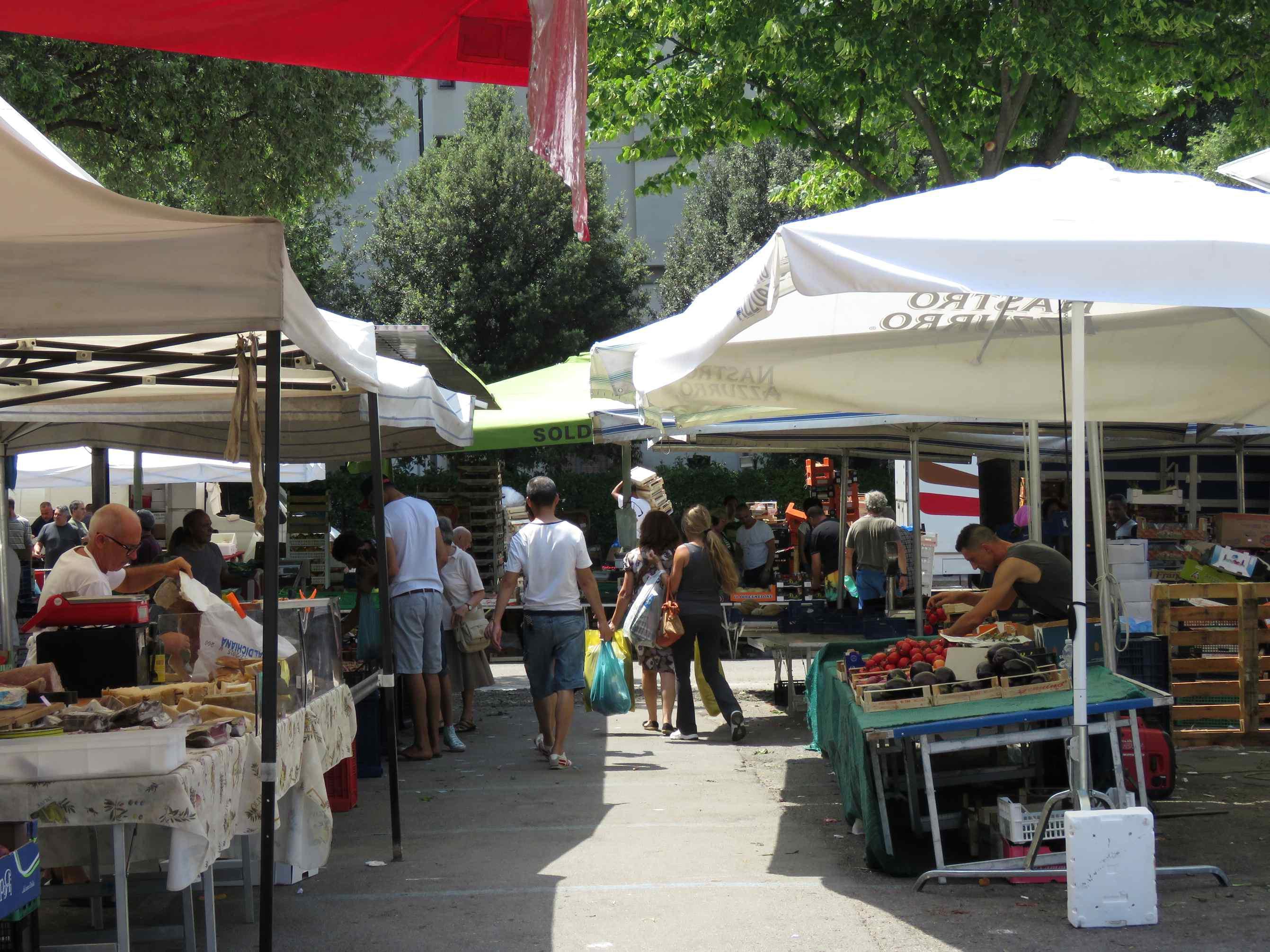 Banchi al mercato di viale Galilei a Prato (Foto Batavia)