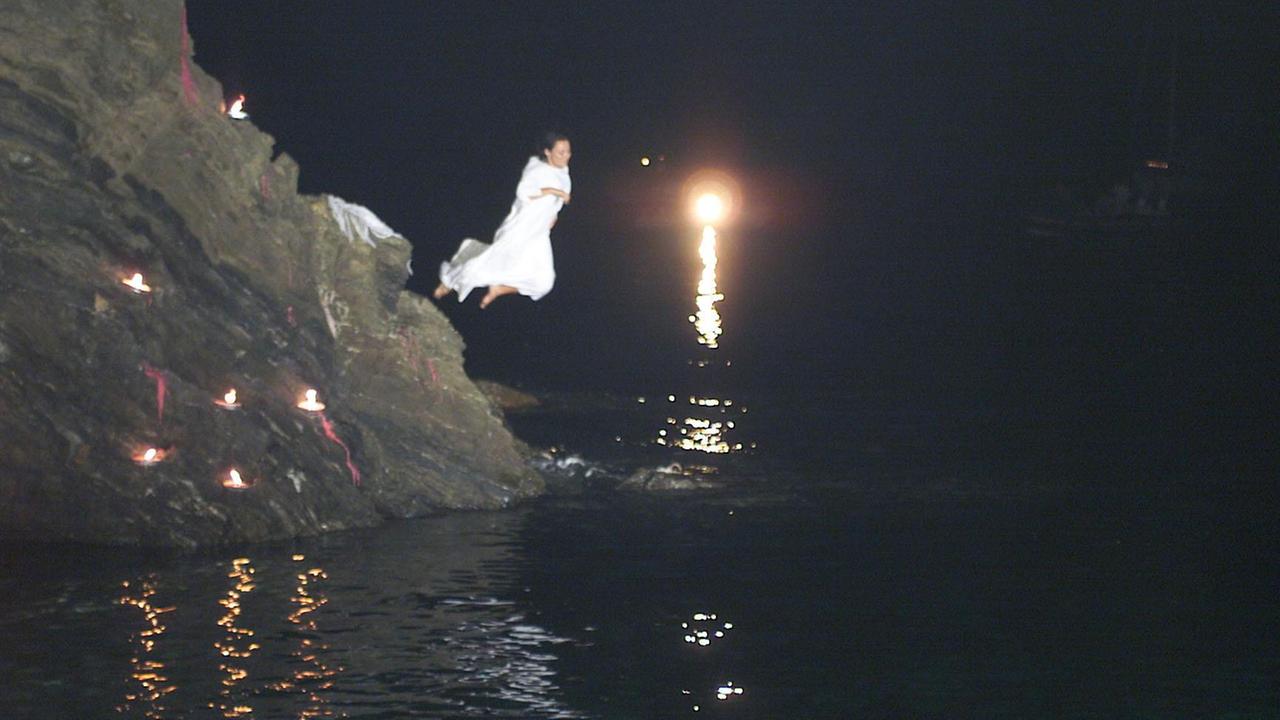 Maria si getta dalla scogliera dell'Innamorata