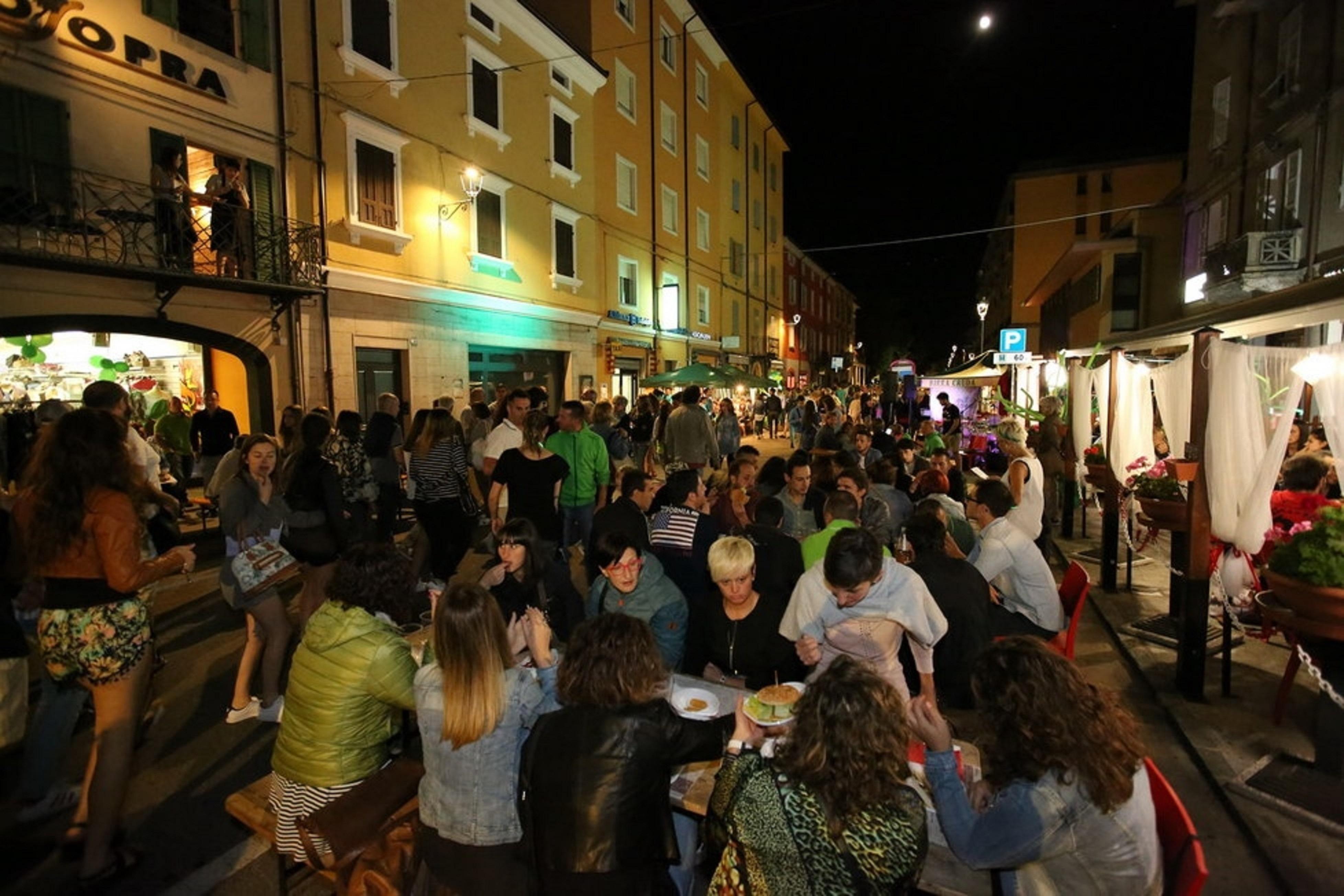 Il centro di Pavullo affollato in una passata Notte Verde