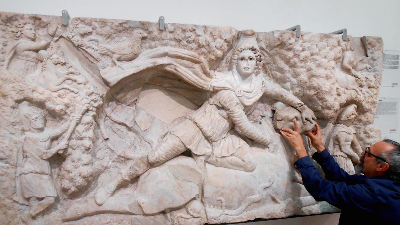 Mitra tauroctonos, il grande rilievo di marmo lunense del II-III secolo dopo Cristo conservato a Roma, nella sede delle Terme di Diocleziano del Museo Nazionale Romano