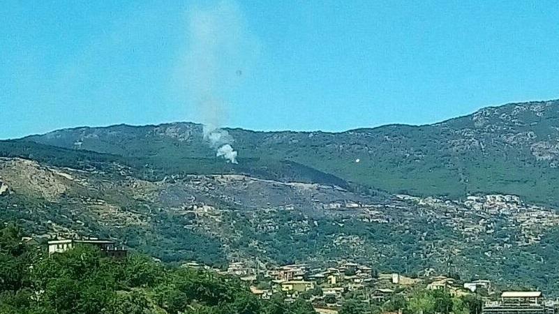 Incendi, Ogliastra sotto assedio: fiamme ad Arzana e Baunei 