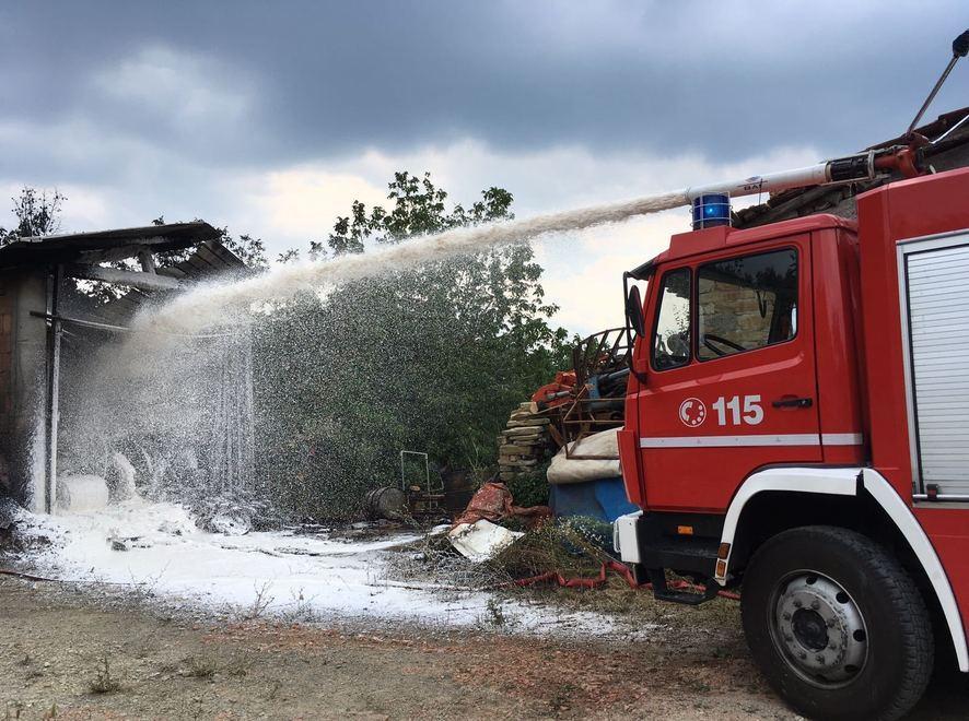 Incendio distrugge un magazzino 