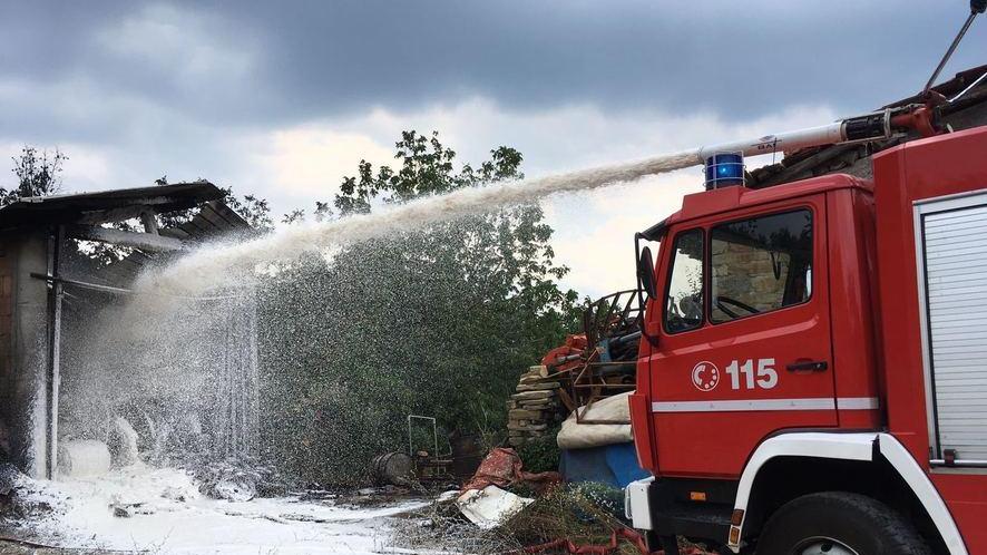 Incendio distrugge un magazzino