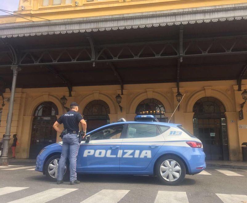Palpeggia ragazza e rapina viaggiatore 
