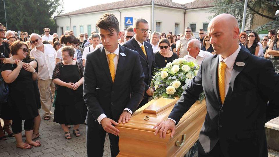 Fiori bianchi e folla per l’addio al velista