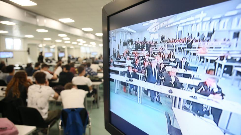 Dalla gabbia: «Giornalisti in galera» 