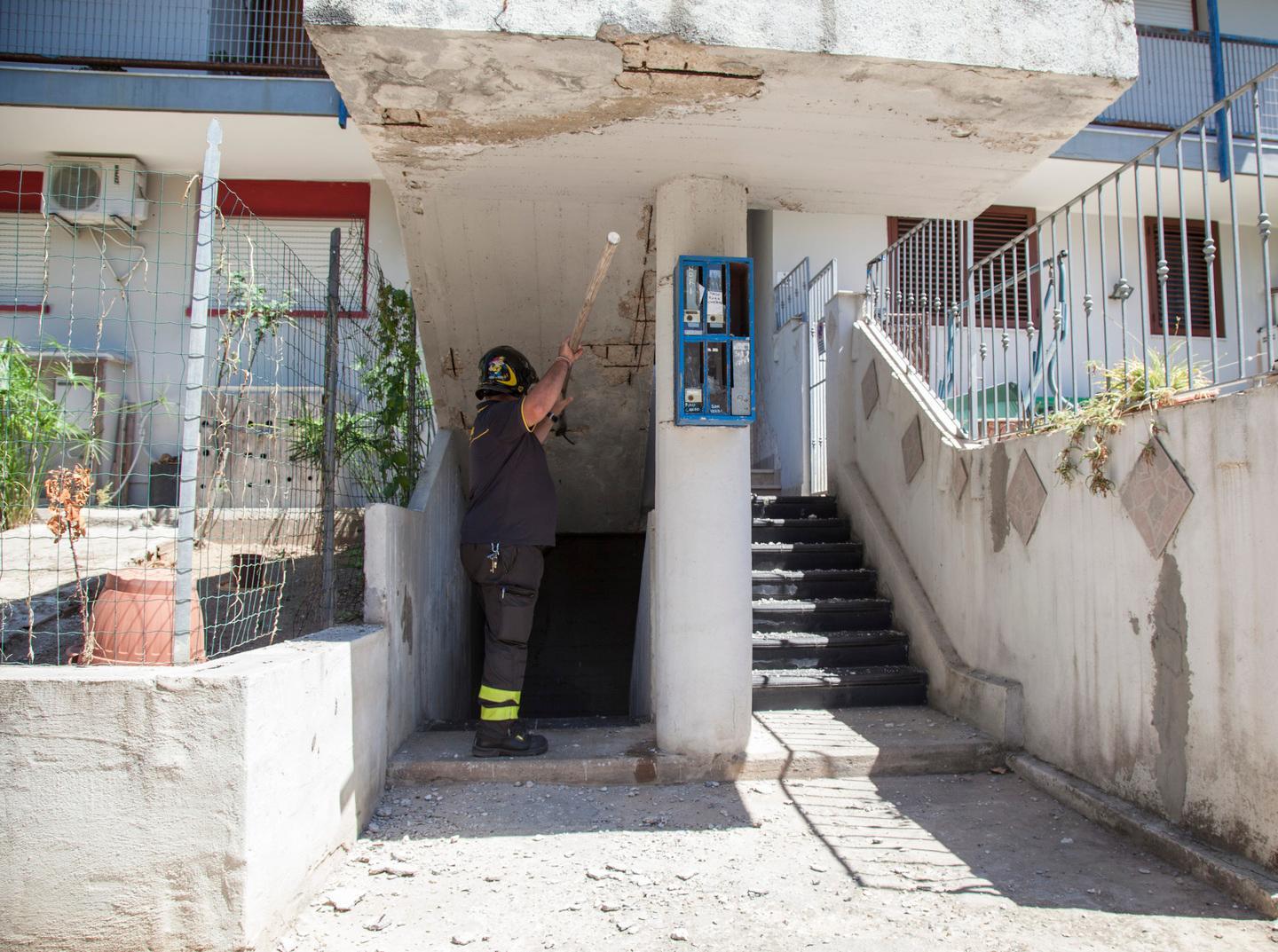 Caduta calcinacci in via Matteotti 