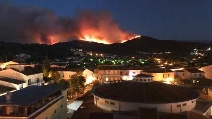 Oltre mille evacuati in fiamme la Gallura 
