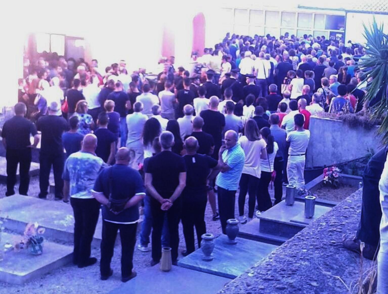 La gran folla che ha preso parte ai funerali di Gianfranco Sirigu