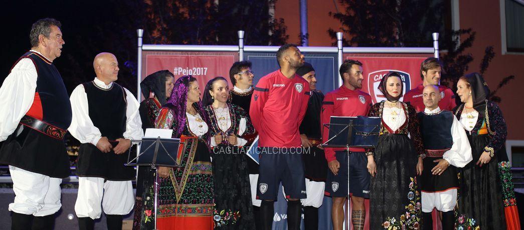 Cagliari calcio, i rossoblù ballano in piazza con il gruppo folk di Orune
