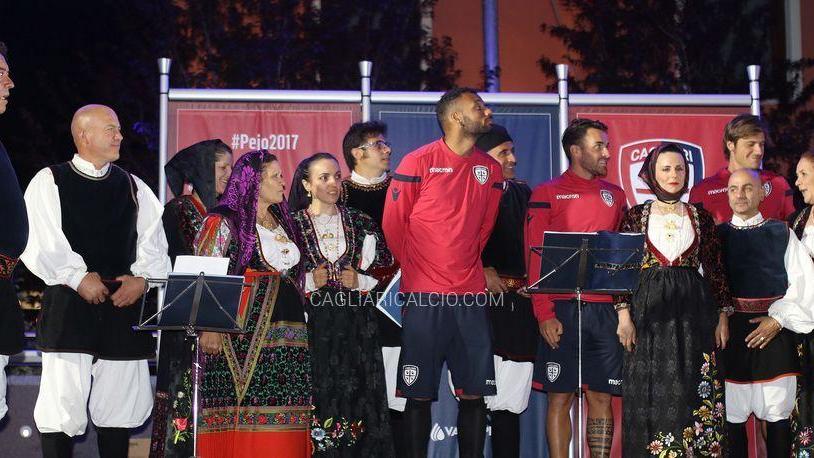 Cagliari calcio, i rossoblù ballano in piazza con il gruppo folk di Orune