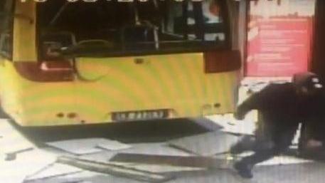 Un vandalo dei bus “evade” dalla comunità e scappa con un’auto rubata