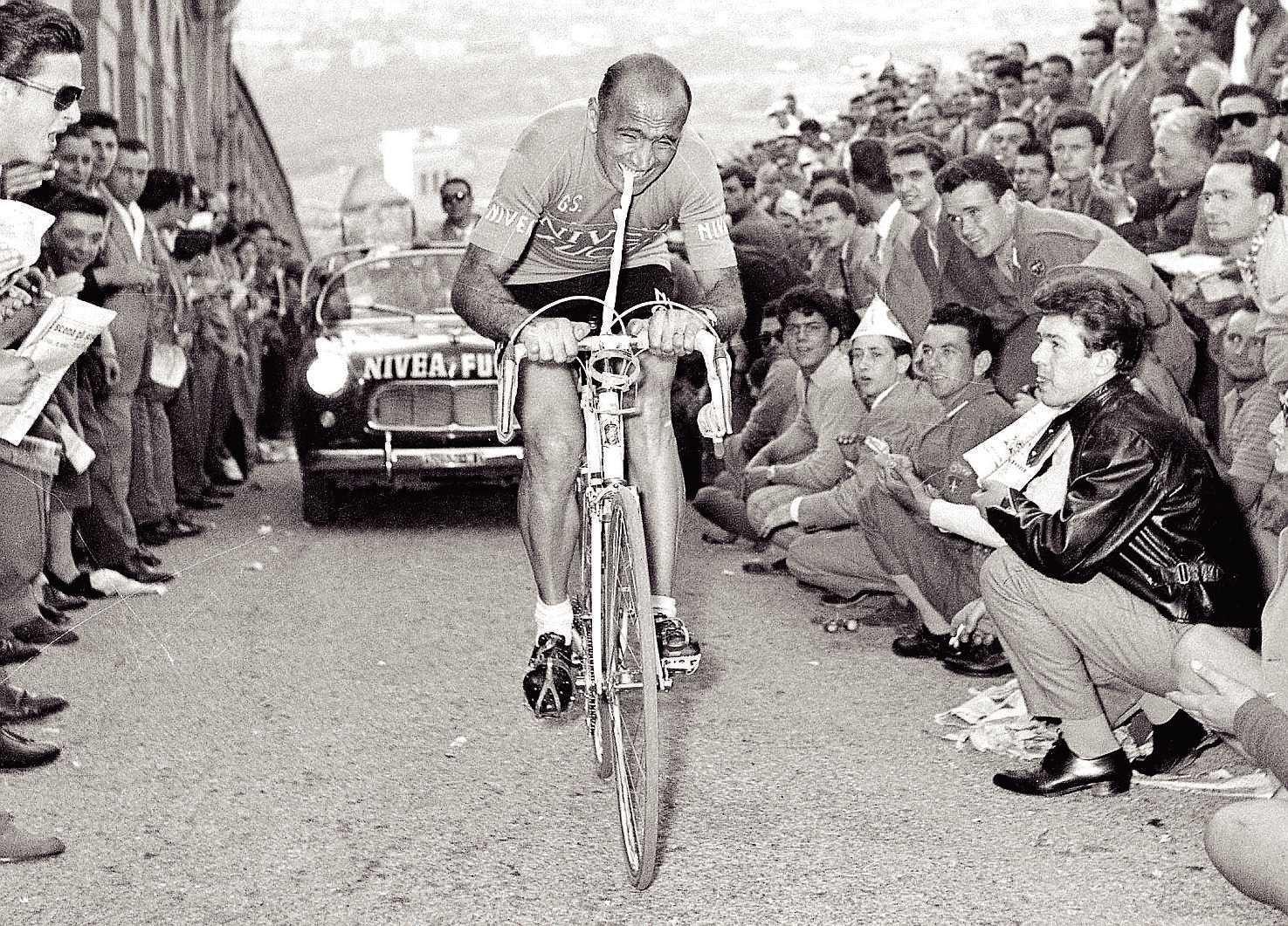 Un'immagine del 1956 che testimonia il carattere di Fiorenzo Magni: nonostante la clavicola fratturata in una caduta, continua a correre il Giro aiutandosi a reggere il manubrio con una gomma da bici tenuta in con i denti